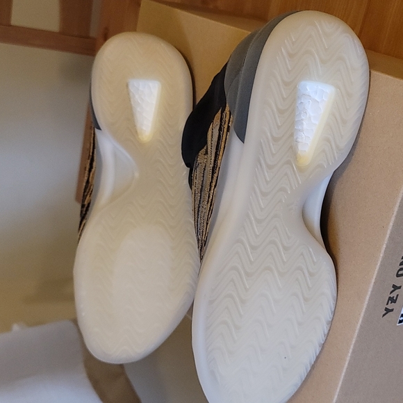 YEEZY QNTM  Mens Size 10.5